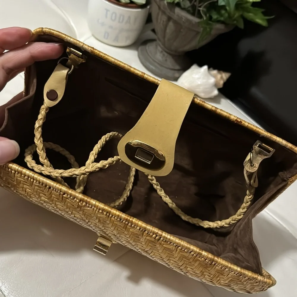 Gorgeous Vintage Bag-Tan Natural Fiber Exterior-Turn Lock Closure